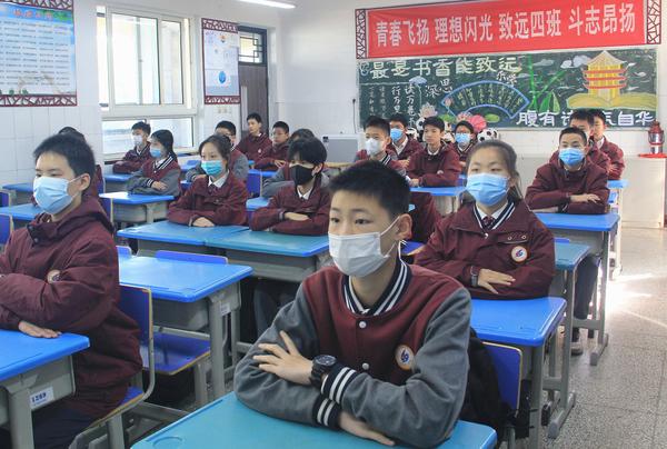 郑州49中举行室内升旗仪式 郑州49中举行室内升旗仪式